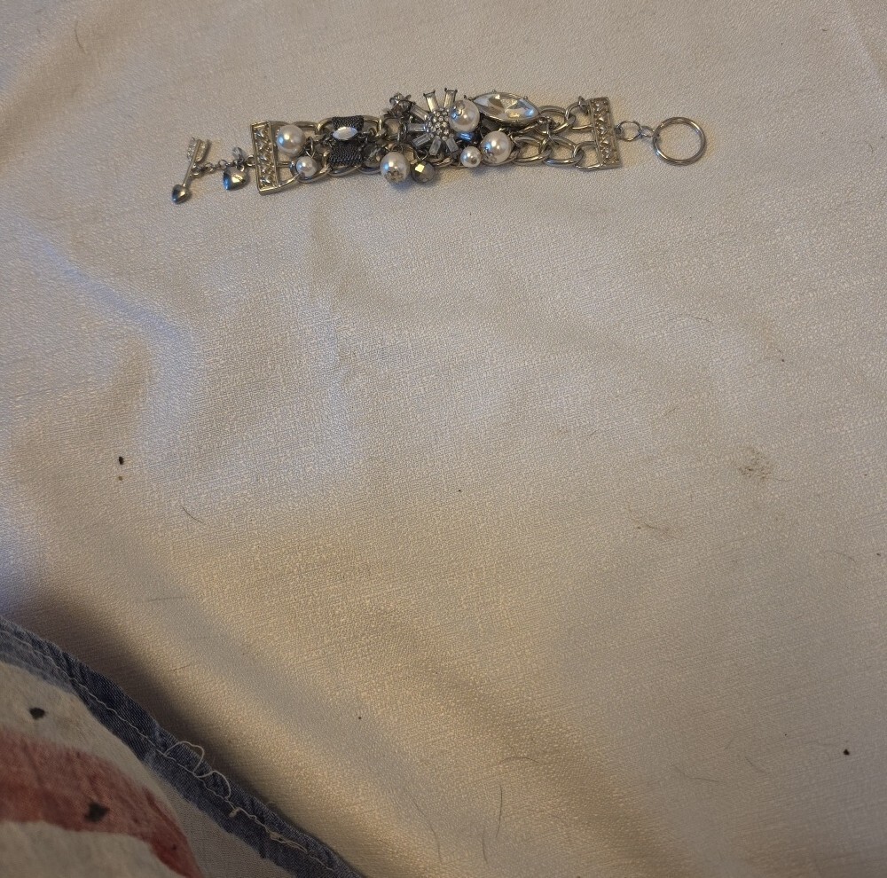 Betsey Johnson Silver Tone Bracelet with White Pearls and Clear Crystal Flower - Picture 6 of 7